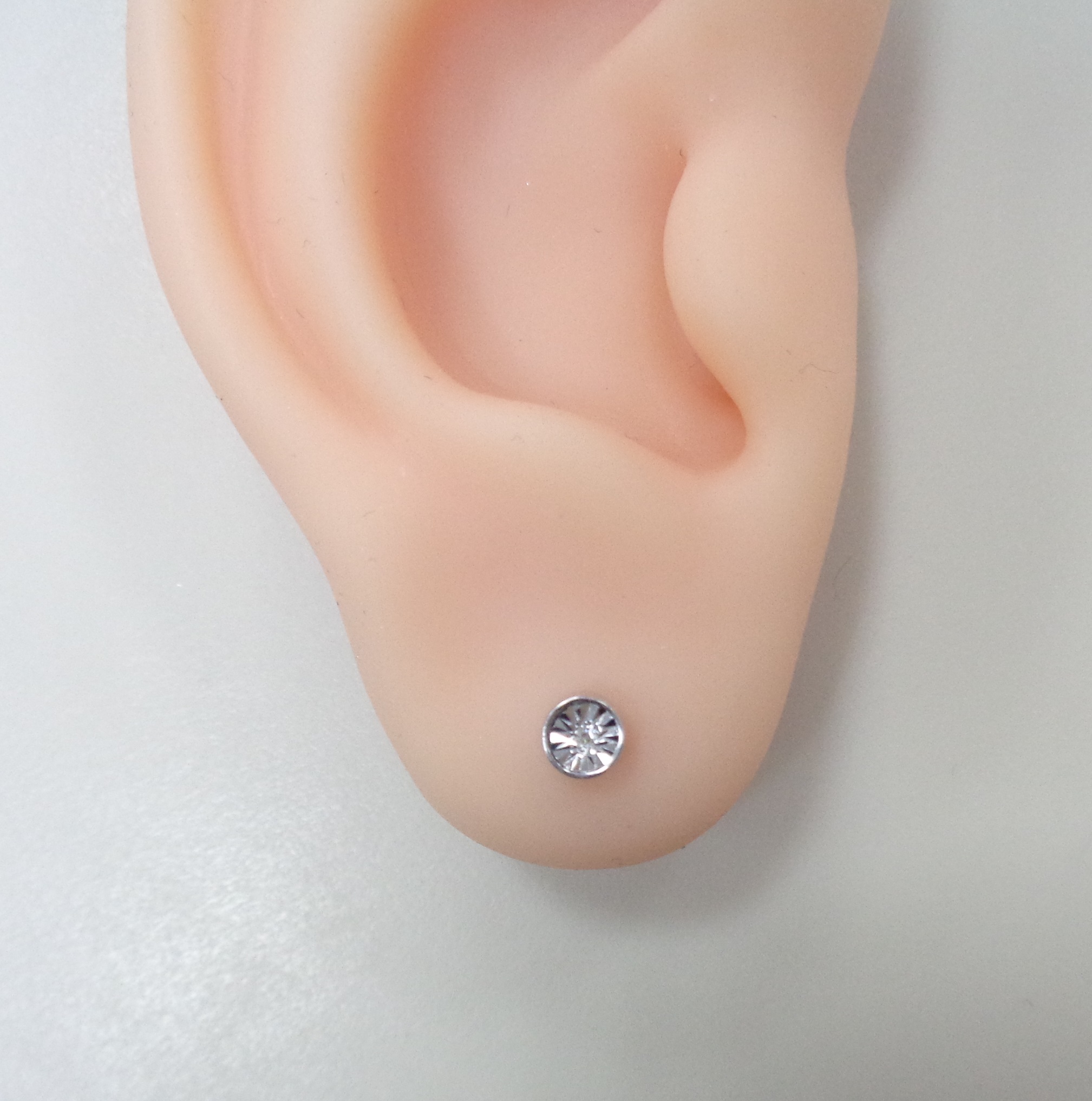 Серебряные серьги-пусеты с бриллиантами